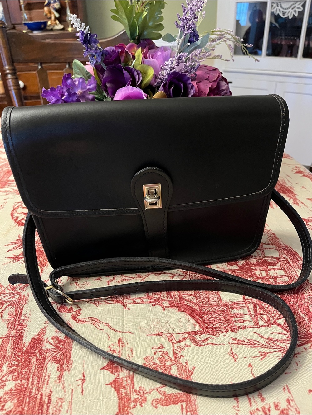 Classic Elegant Black Leather Crossbody with Gold-Tone Clasp
